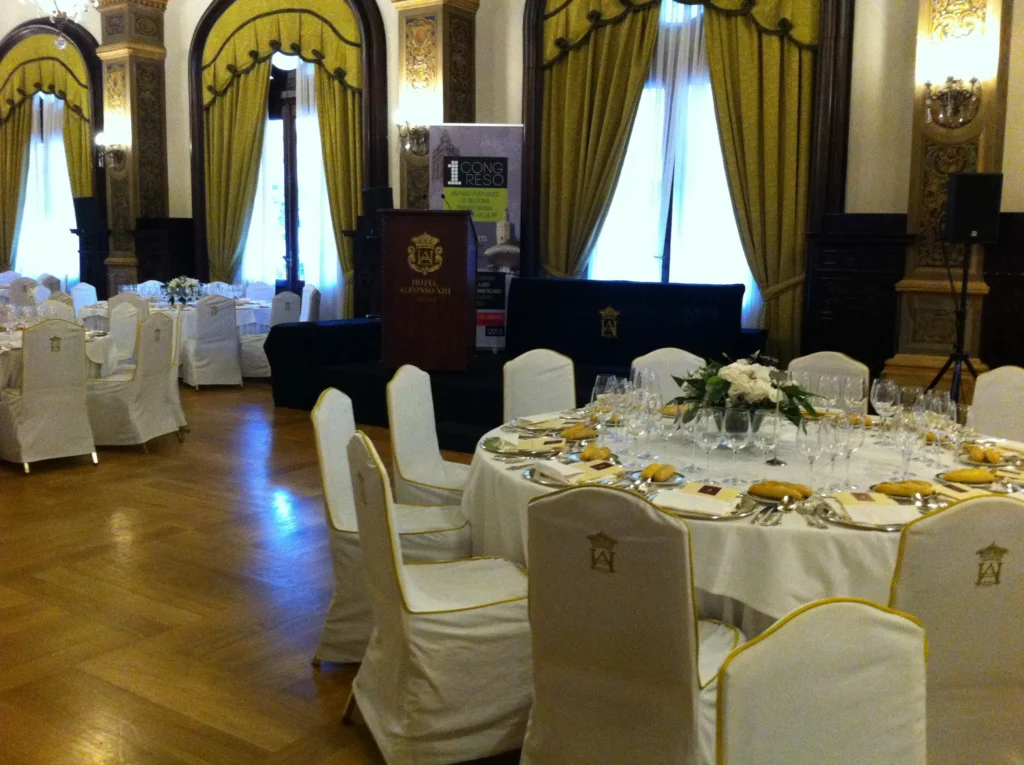 A wide-angle view of the audio-visual system for a congress at Hotel Alfonso XIII.
